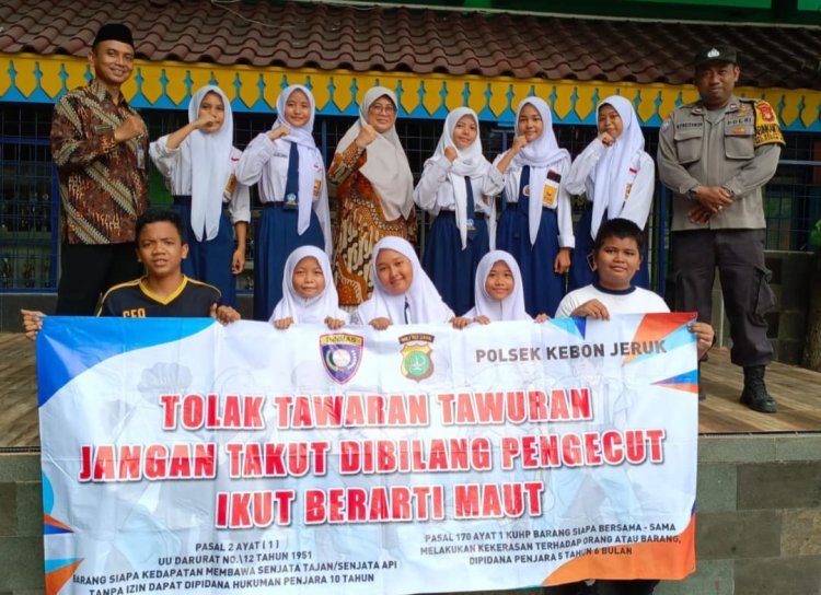 Police Go To School: Bhabinkamtibmas Kelapa Dua Berikan Edukasi Bahaya Tawuran dan Bullying di SMPN 189