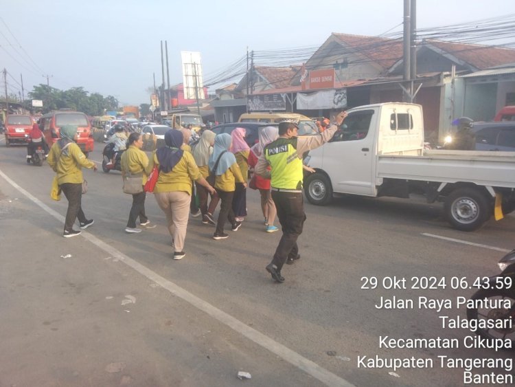 Anggota Polsek Cikupa Laksanakan Protap Gatur Lalin di Jalan Raya Serang