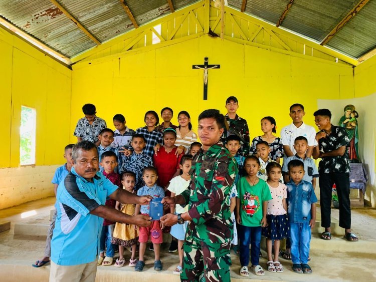Satgas Pamtas Yonarmed 11 Kostrad Bagikan Alkitab dan Bacaan Rohani untuk Gereja Katolik di Sebatik Barat