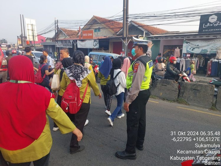 Anggota Polsek Cikupa Laksanakan Protap Gatur Lalin untuk Kenyamanan Pengguna Jalan