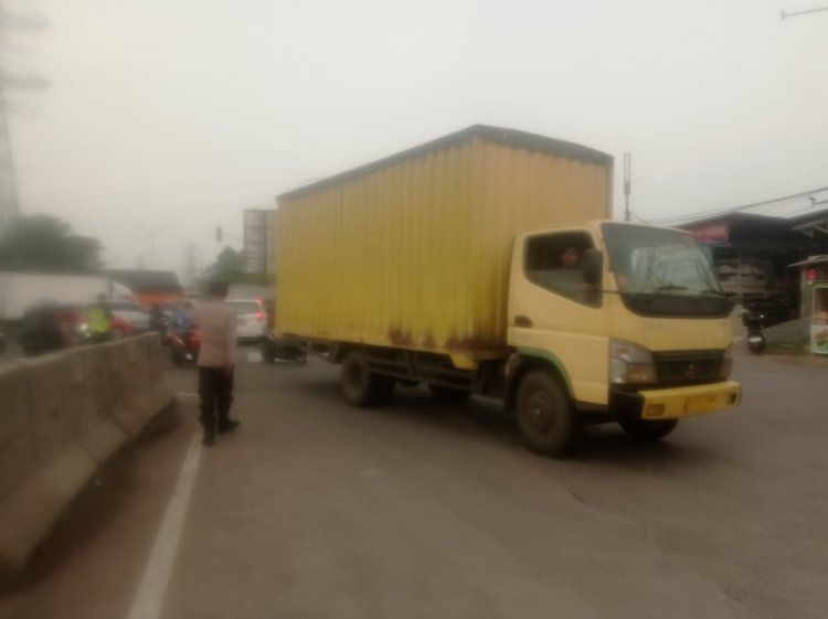Anggota Polsek Cikupa Lakukan Protap Gatur Lalu Lintas untuk Ciptakan Keamanan dan Kenyamanan Warga