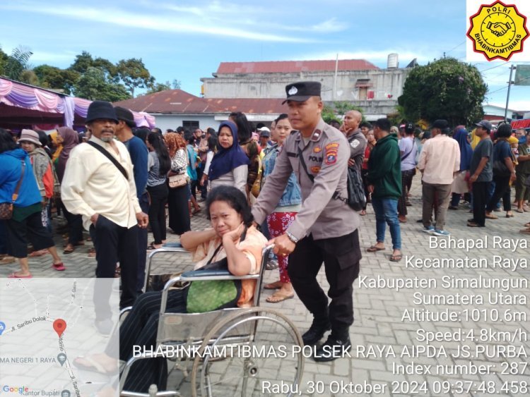 Bakti Sosial Polda Sumut, Bhabinkamtibmas Polsek Raya Berikan Bantuan untuk Lansia Jelang Pilkada 2024