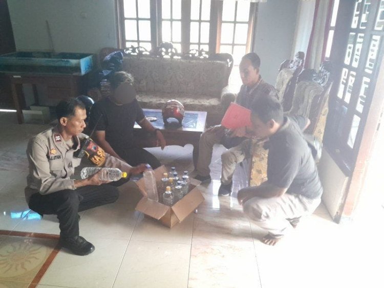 Dapat Info Dari Warga, Tim Razia Polsek Masaran Sita Belasan Liter Miras, Pedagang Langsung Ditindak