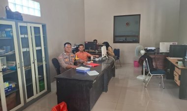 Bhabinkamtibmas Desa Talaga, Bripka Suheri Wijaya, Perkuat Hubungan dengan Staf Desa Melalui Kunjungan Silaturahmi