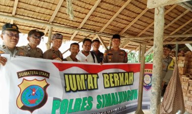 Inisiatif Jumat Berkah oleh Polres Simalungun: Kapolsek Tanah Jawa Bagikan Sembako untuk Warga Kurang Mampu