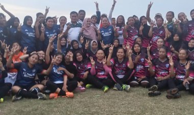 Kehadiran Mansur Hidayat Dalam Pertandingan Sepakbola Wanita Curi Perhatian Penonton