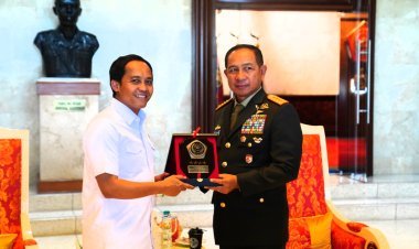 Panglima TNI Terima Kunjungan Menteri Kehutanan di Mabes TNI