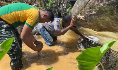 Kebersamaan di Perbatasan, Satgas Pamtas Yonarmed 11 Kostrad dan Warga Perbaiki Saluran Pipa Air
