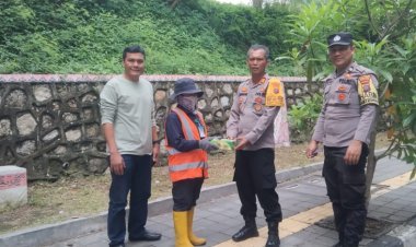 Jumat Berkat Polres Simalungun Bagikan 100 Kotak Nasi kepada Warga di Parapat