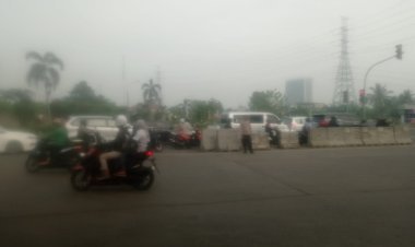 Pengaturan Lalu Lintas Pagi Hari oleh Anggota Polsek Cikupa