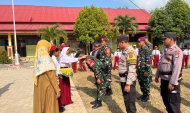 Satgas Pamtas Yonarmed 11 Kostrad Bagikan Alat Tulis di SD N 003 Sebatik Barat