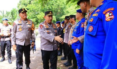 Kapolri Tinjau Posko Pengungsian Erupsi Gunung Lewotobi di NTT