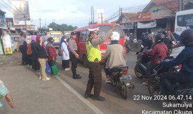 Kegiatan Pengaturan Lalu Lintas Polsek Cikupa di Jalan Raya Serang