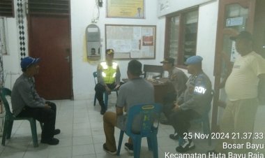 Kapolsek Tanah Jawa Pastikan Keamanan Logistik Pilkada di PPK Huta Bayu Raja, Situasi Aman Terkendali