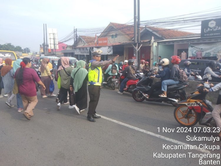 Pengaturan Lalu Lintas Protap Pagi Polsek Cikupa di Jalan Raya Serang Berjalan Lancar