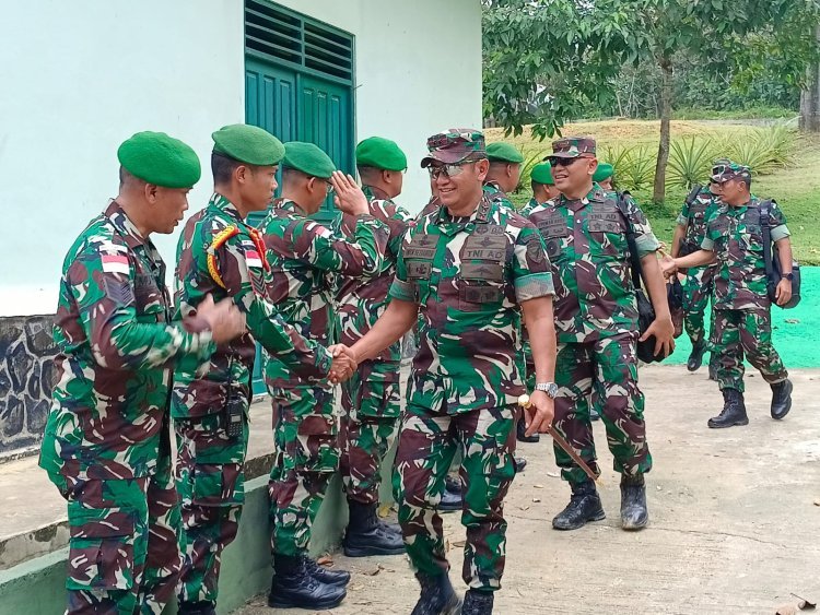 Pangdam XII/Tpr Kunjungi Pos Kotis Nanga Badau Satgas Pamtas RI-Mly Yonzipur 5/Abw