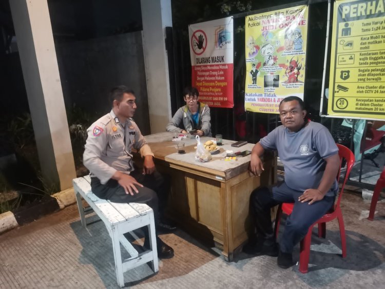Babinkamtibmas Sukamulya Tingkatkan Kedekatan dengan Warga dalam Kunjungan Malam Hari