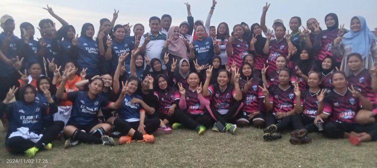 Kehadiran Mansur Hidayat Dalam Pertandingan Sepakbola Wanita Curi Perhatian Penonton