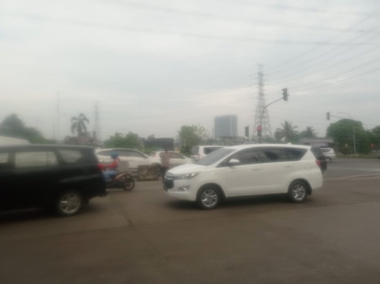 Anggota Polsek Cikupa Laksanakan Protap Pagi Demi Kelancaran Lalu Lintas