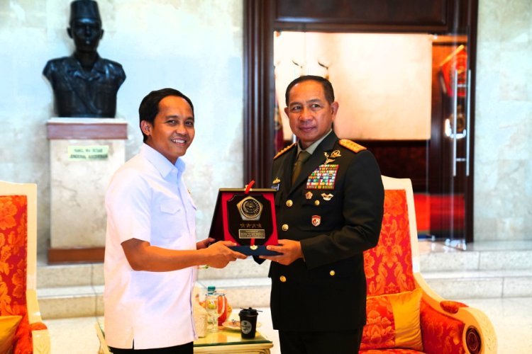 Panglima TNI Terima Kunjungan Menteri Kehutanan di Mabes TNI