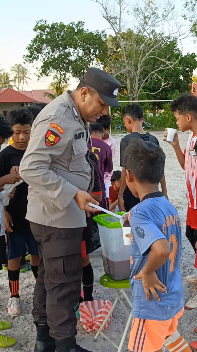 Bripka Mufti Ikhsan, S.H., Sosialisasikan Bahaya Penggunaan Gadget dan Bagikan Bubur kepada Remaja Desa Tanjung Harapan
