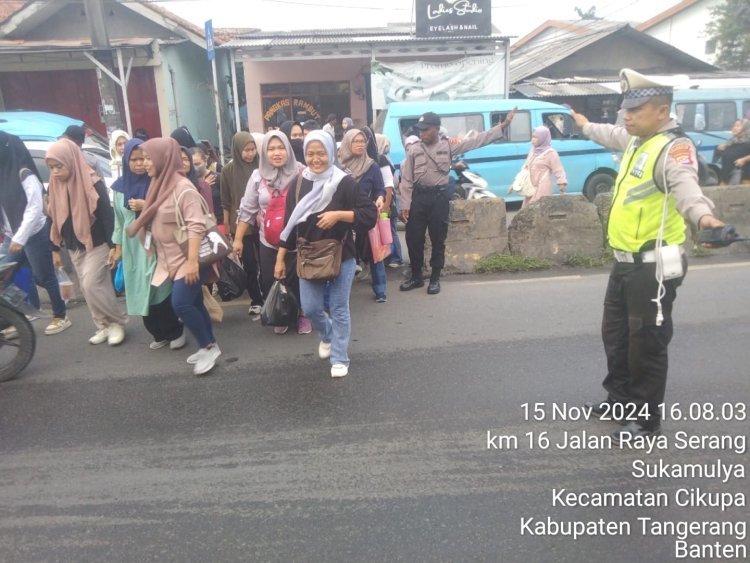 Polsek Cikupa Gelar Protap Gatur Lalin untuk Lancarkan Arus di Depan PT. Cingluh
