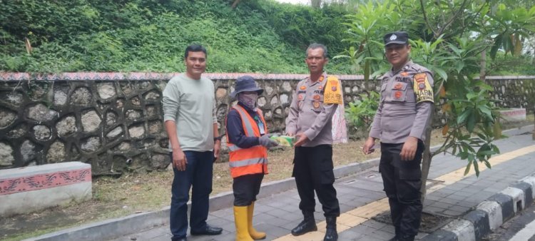 Jumat Berkat Polres Simalungun Bagikan 100 Kotak Nasi kepada Warga di Parapat