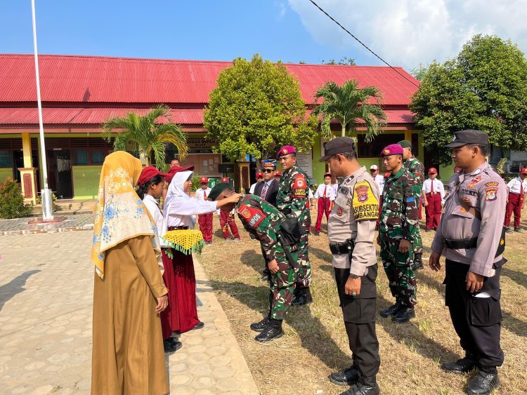 Satgas Pamtas Yonarmed 11 Kostrad Bagikan Alat Tulis di SD N 003 Sebatik Barat