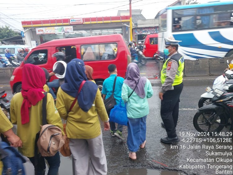 Anggota Polsek Cikupa Laksanakan Protap Pengaturan Lalu Lintas di Jalan Raya Serang