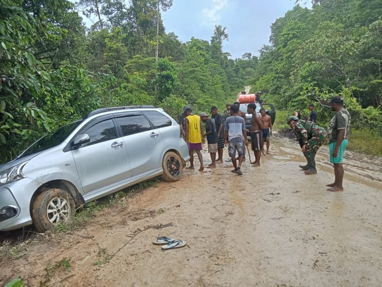 Satgas Habema Bantu Tarik Mobil Warga yang Terperosok di Faitsawe