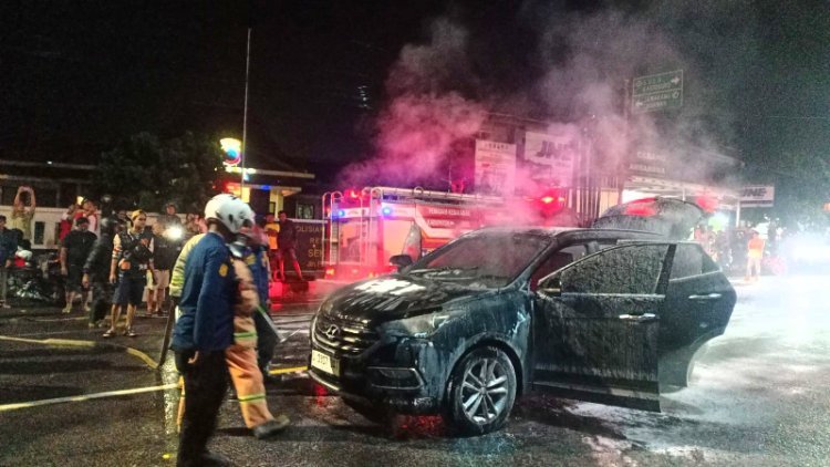 Hendak kembali ke Magelang, sebuah mobil terbakar di depan Polsek Bawen
