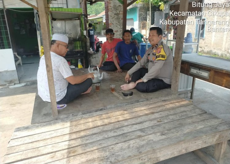Bhabinkamtibmas Desa Bitung Jaya Pererat Hubungan dengan Warga Melalui Sambang Warung