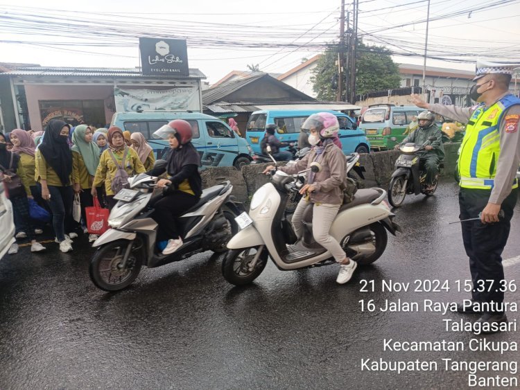 Pengaturan Lalu Lintas di Jalan Raya Serang oleh Anggota Polsek Cikupa Berjalan Lancar