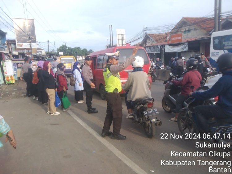 Kegiatan Pengaturan Lalu Lintas Polsek Cikupa di Jalan Raya Serang