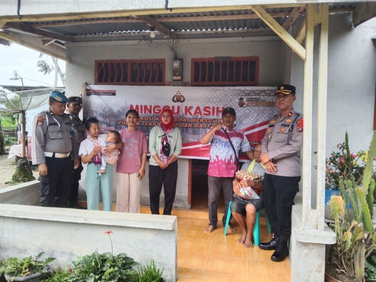 Polsek Tanah Jawa Salurkan Bantuan Sembako dalam Program Minggu Kasih, Tunjukkan Kepedulian Jelang Pilkada
