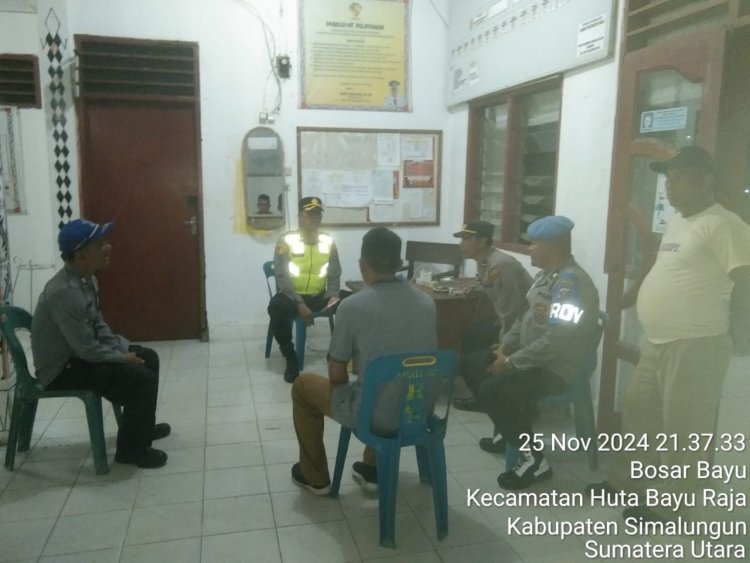 Kapolsek Tanah Jawa Pastikan Keamanan Logistik Pilkada di PPK Huta Bayu Raja, Situasi Aman Terkendali