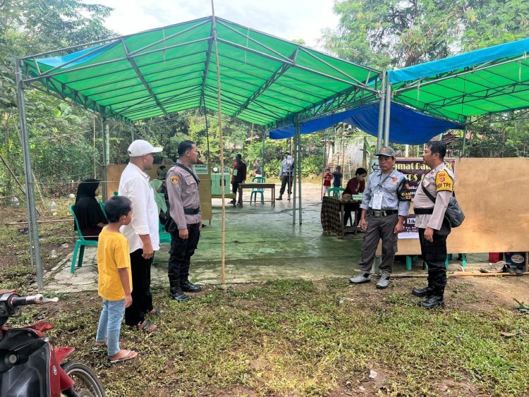 Aipda Ganjar dan Brigadir Indra Pastikan Kelancaran Pemilu di Kampung Roke