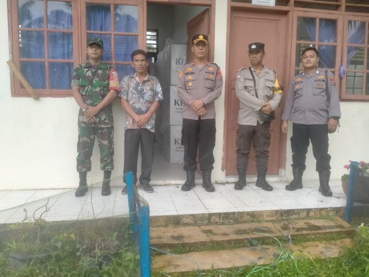 Polsek Tanah Jawa Pastikan Keamanan Logistik Pilkada di PPK Hatonduhan,  Situasi Aman Terkendali