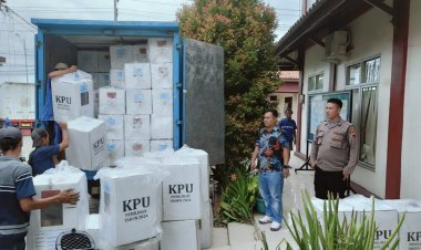 Polres Brebes Amankan Penarikan Kotak dan Bilik Suara Pilkada 2024 dari Gudang PPK Bulakamba ke Gudang KPU Kabupaten Brebes