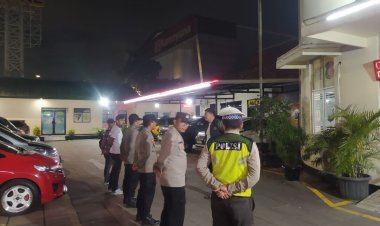 POLSEK CIKUPA GELAR APEL OPS CIPKON DAN PATROLI MALAM DI WILAYAH HUKUMNYA