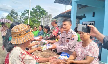 Bhabinkamtibmas Polsek Dolok Pardamean Pantau Penyaluran BLT-DD dan Pembagian PMT di Nagori Bayu