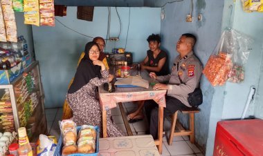 Bhabinkamtibmas Desa Bitung Jaya Jalin Silaturahmi dengan Warga Melalui Warung Binaan