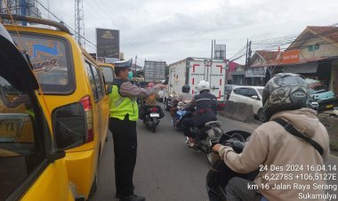Anggota Polsek Cikupa Laksanakan Protap Pengaturan Lalu Lintas untuk Wujudkan Kamseltibcar Lantas