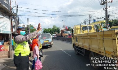 Anggota Polsek Cikupa Laksanakan Protap Gatur Lalin untuk Kamseltibcar Lantas