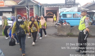 Anggota Polsek Cikupa Lakukan Protap Pengaturan Lalu Lintas di Jalan Raya Serang