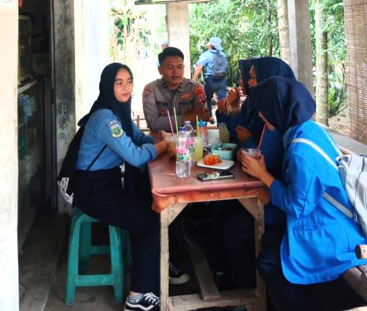 Bhabinkamtibmas Jalin Kebersamaan dengan Siswa SMKN 14 di Desa Budimulya
