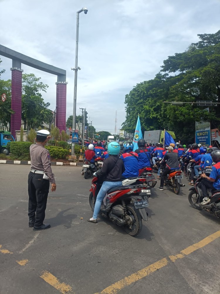 Massa DPC KSPSI AGN Kabupaten Tangerang Kawal Rapat Pleno DEPEKAB Tangerang 2025 di Disnaker Kabupaten Tangerang
