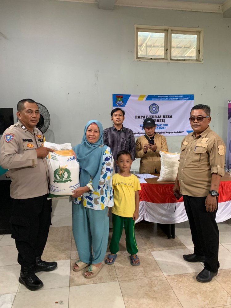 Penyaluran Bantuan Beras 10 Kg di Desa Sukadamai Berlangsung Lancar