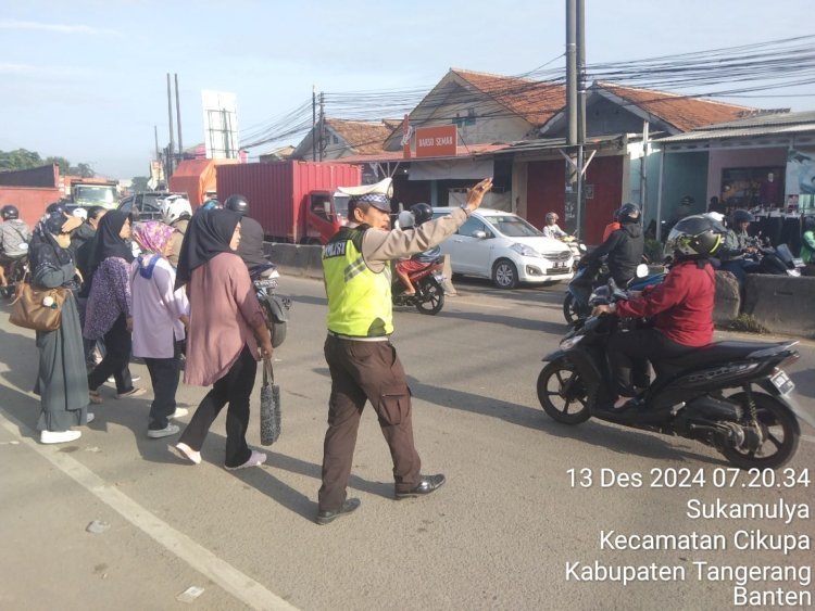Anggota Polsek Cikupa Laksanakan Protap Pengaturan Lalu Lintas Pagi Hari