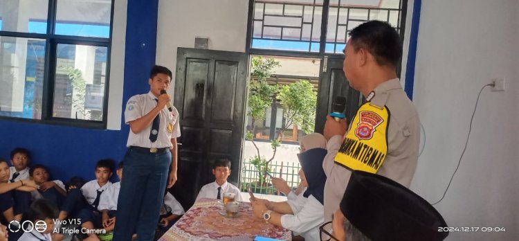 Babinkamtibmas Kelurahan Sukamulya Berikan Arahan di SMPN 02 Cikupa